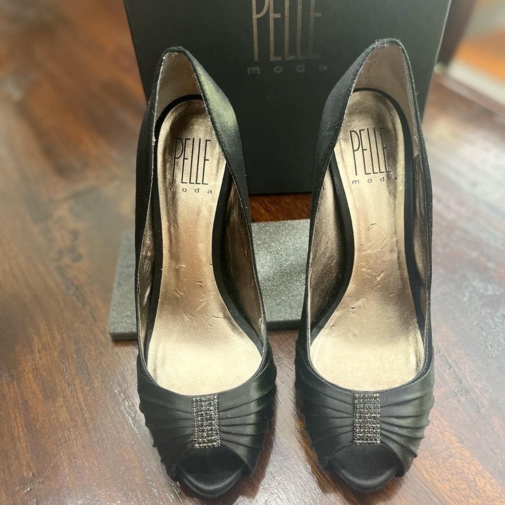 Pelle Moda black heels